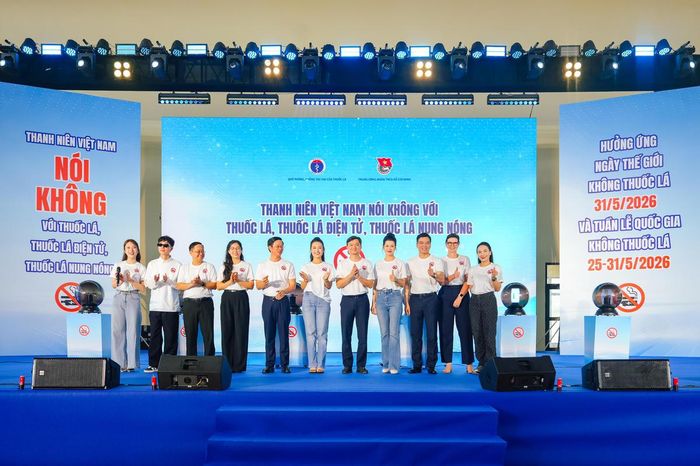 Các đại biểu chụp ảnh giao lưu tại Lễ Mít tinh. Ảnh: PV