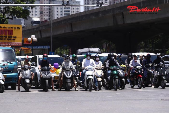 “Nhiệt độ ngoài trời rất cao, dừng đèn đỏ vài phút là cảm giác hơi nóng phả lên mặt rất khó chịu”, anh Hùng chia sẻ.