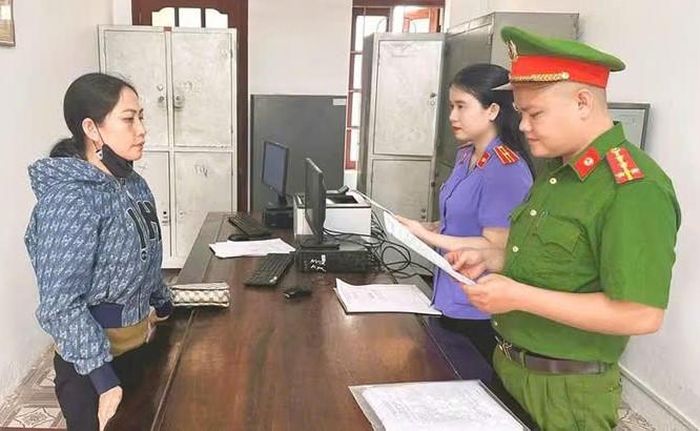 Tống đạt Quyết định khởi tố đối với Phạm Thị Thiết. Ảnh: TT.