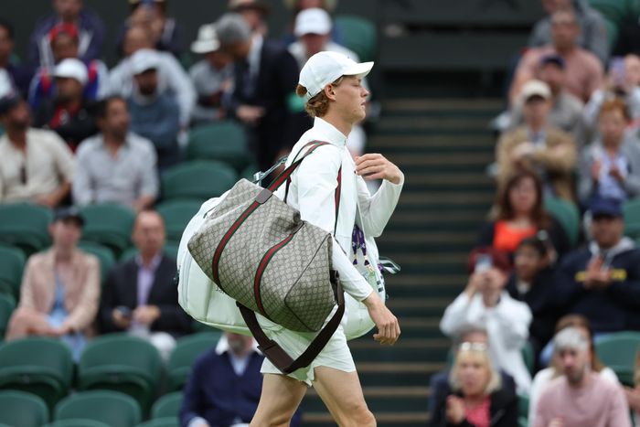  Jannik Sinner bước ra sân Trung tâm tại Wimbledon 2023 cùng chiếc túi duffel Gucci được thiết kế riêng. Ảnh: Gucci/Antoine Couvercelle.