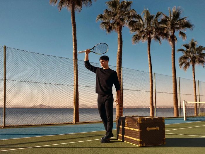  Đại sứ Louis Vuitton Carlos Alcaraz bên chiếc rương Malle Vestiaire được thiết kế riêng của thương hiệu. Ảnh: Louis Vuitton.
