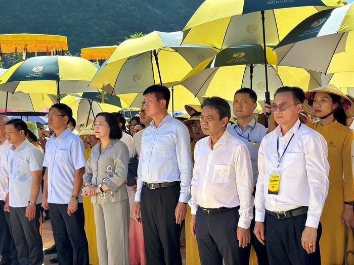 Ủy viên BCH Trung ương Đảng, Phó Chủ tịch Quốc hội Nguyễn Thị Thanh; Thứ trưởng Bộ VHTTDL Hoàng Đạo Cương và các đại biểu dự Lễ hội Sắc vàng Tam Cốc - Tràng An
