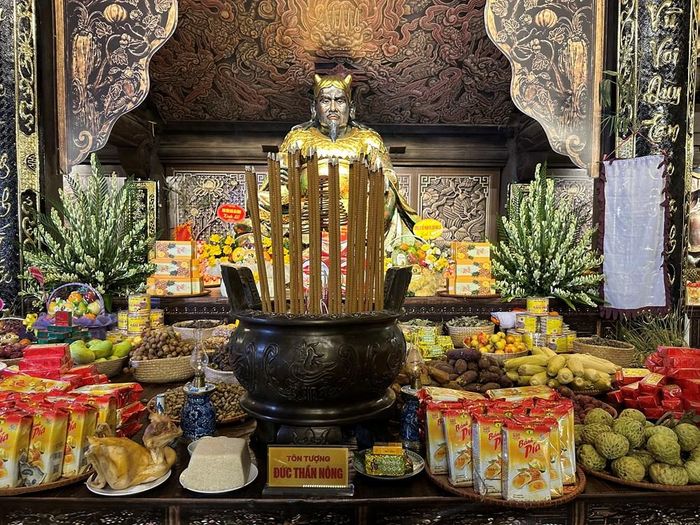 Tinh hoa của đất trời từ hạt lúa, trái cây đến hàng nghìn cây thuốc chữa bệnh cứu người được dâng lên đền Thần Nông nhằm thể hiện lòng biết ơn tổ tiên, tri ân các bậc tiền nhân