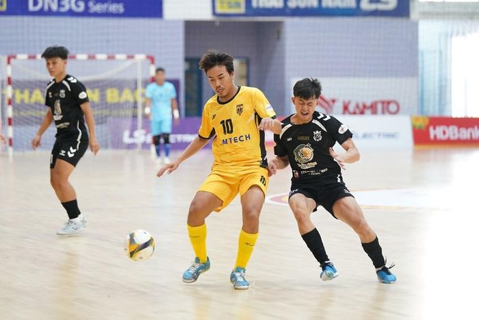 Sài Gòn Titans (áo vàng) gia nhập tốp đầu sau chiến thắng ở vòng 4