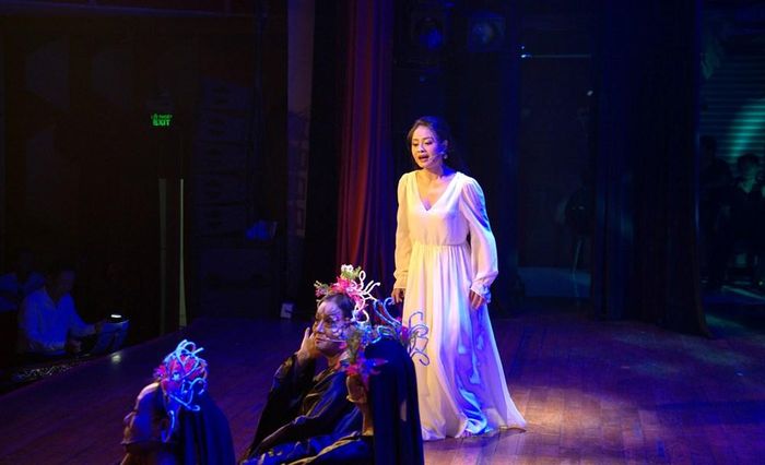 Ngân Hà vai Macbeth trong trích đoạn "Tùy hứng phu nhân Macbeth"