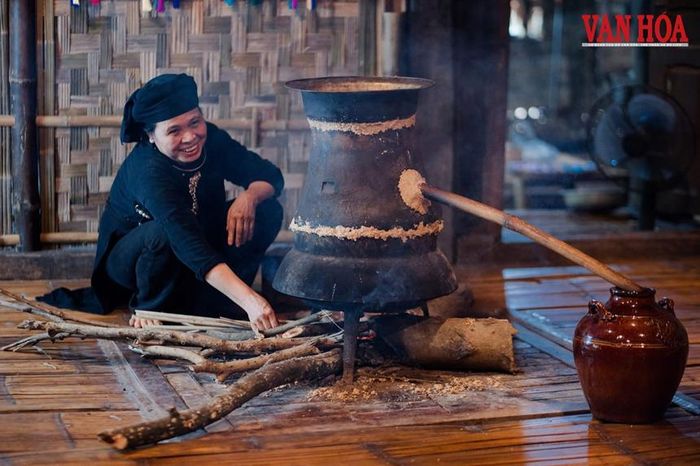 Bên trong căn nhà sàn của đồng bào người Tày vẫn giữ được vẹn nguyên các nét sinh hoạt bản sắc dân tộc