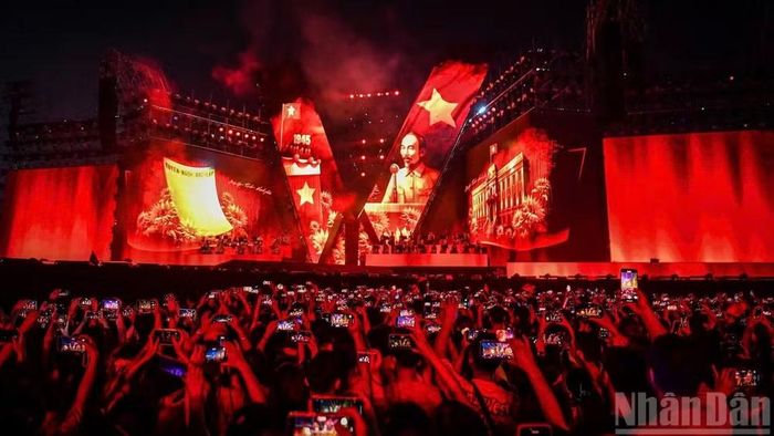 Chương trình Concert “Tổ quốc trong tim” do Báo Nhân Dân phối hợp Ủy ban nhân dân thành phố Hà Nội tổ chức không chỉ mang đến những màn trình diễn hoành tráng, mà còn khơi dậy niềm tự hào, tình yêu đất nước.