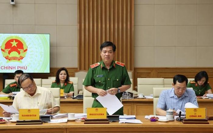 Thiếu tướng Nguyễn Thanh Trường, Cục trưởng Cục Cảnh sát quản lý trại giam, cơ sở giáo dục bắt buộc, trường giáo dưỡng (C10) báo cáo tại cuộc họp. Ảnh: VGP