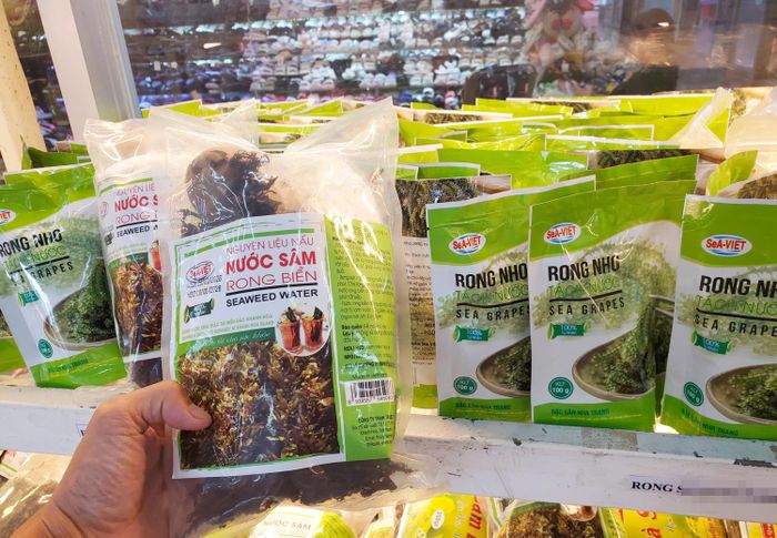  Các sản phẩm rong biển tự nhiên luôn thu hút người mua. Ảnh: NGỌC OAI 
