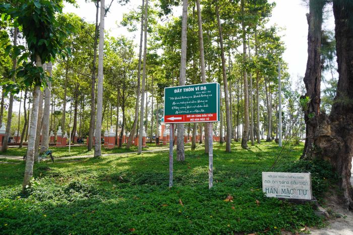  Biển chỉ dẫn đến khu an táng đầu tiên của tác giả bài thơ "Đây thôn Vĩ Dạ" 