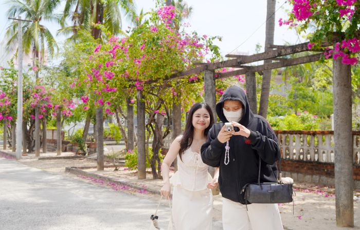  Làng phong Quy Hòa còn là điểm đến thu hút rất đông du khách, giới trẻ check-in 