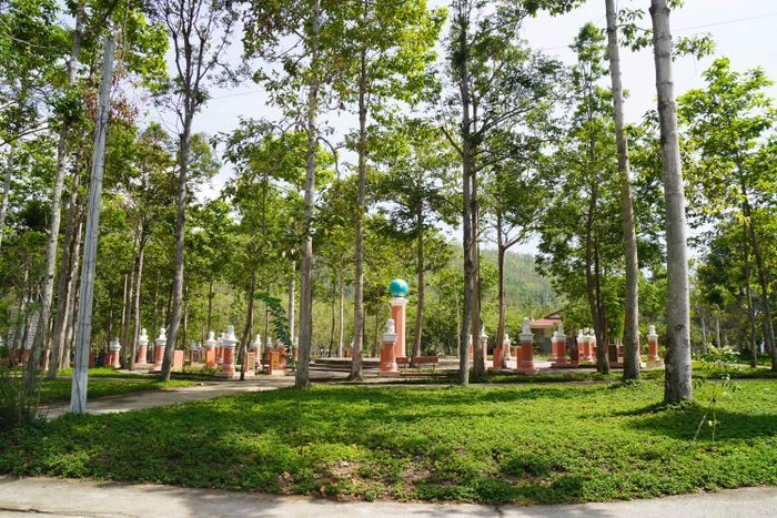  Một không gian cây xanh, trưng bày và tri ân các danh y nổi tiếng trong nước và quốc tế ở Bệnh viện Phong – Da liễu Trung ương Quy Hòa 