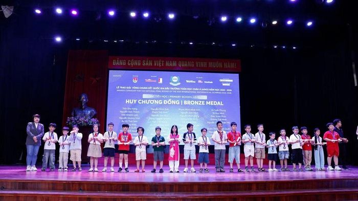  Trao giải Cuộc thi Đấu trường toán học châu Á bằng tiếng Anh năm 2026. Ảnh: THANH HÀ 