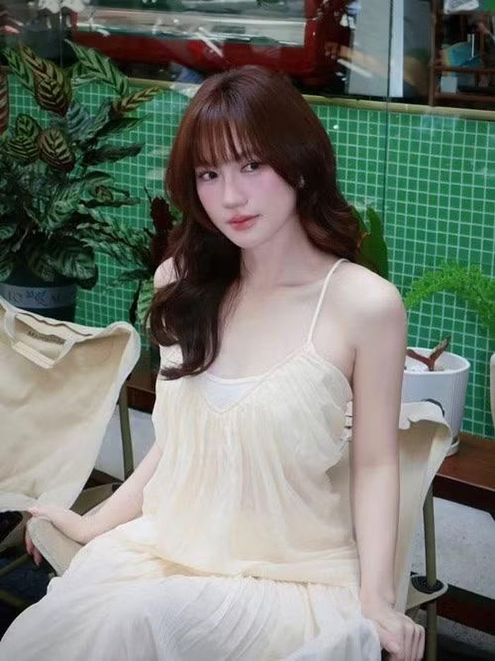 Ở nhiều góc chụp, nữ diễn viên gần như không tạo dáng cầu kỳ. Chỉ với ánh nhìn nhẹ hay nụ cười thoáng qua, Phương Anh Đào vẫn tạo cảm giác cuốn hút. Khán giả dành nhiều lời khen cho khí chất “nàng thơ” cùng vẻ đẹp mang màu sắc điện ảnh mà cô thể hiện trong từng khung hình.