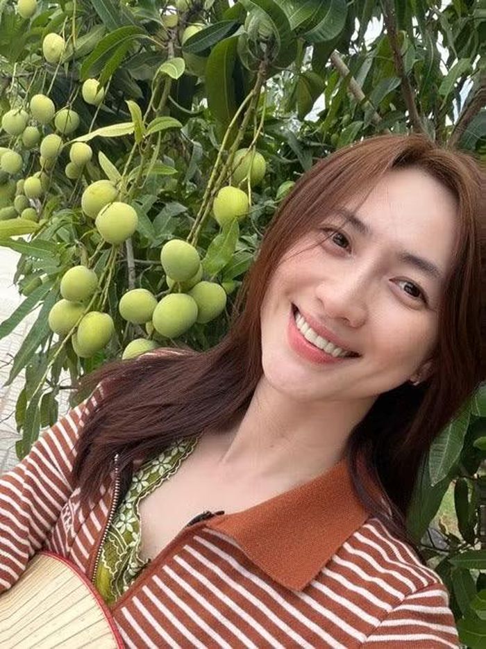 Dù xuất hiện với phong cách sang trọng hay đời thường, Phương Anh Đào vẫn giữ được vẻ đẹp gần gũi. Ở những khoảnh khắc chụp cận mặt hay ảnh tự chụp, nữ diễn viên gây chú ý với làn da mộc mạc, nụ cười tươi cùng thần thái tự nhiên.