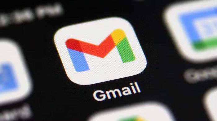 Trong phần trình diễn với báo chí, đại diện Google đã cho thấy Gmail Live có thể xử lý nhiều chủ đề liên tiếp như thông tin chuyến bay đến Detroit, lịch tham quan của trường học hay dữ liệu khách sạn mà không cần người dùng phải nhập lại toàn bộ ngữ cảnh, giúp quá trình tìm kiếm thông tin trong hộp thư trở nên tự nhiên hơn đáng kể.