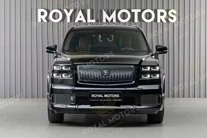 Về ngoại hình, chiếc Toyota Century SUV đời 2024 này là phiên bản tay lái nghịch, mới qua một đời chủ và đã chạy khoảng 2.100 km. Xe sở hữu ngoại thất sơn đen toàn bộ, đi kèm bộ mâm 22 inch và cùm phanh màu đỏ.