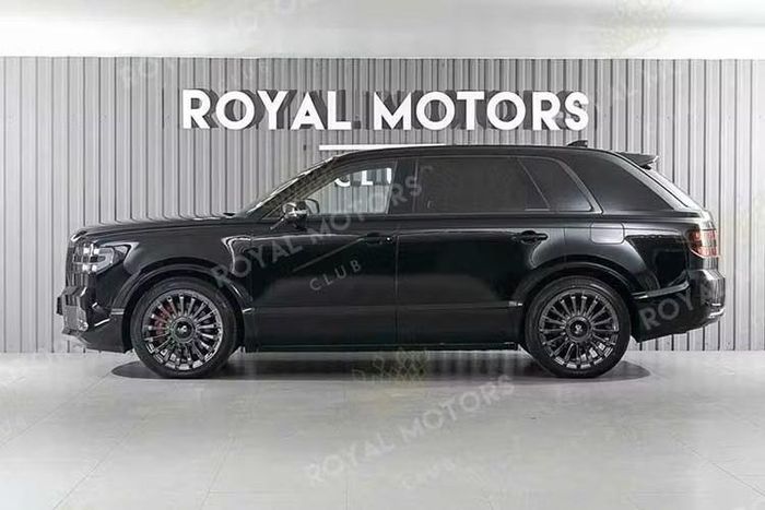 Thông tin đăng tải trên nền tảng mua bán xe Auto.ru và được chuyên trang Daily Motor ghi nhận cho thấy chiếc Century SUV này hiện có mặt tại đại lý Royal Motors tại thủ đô Moscow. Trong bối cảnh các dòng xe nhập khẩu song song đóng vai trò là nguồn cung ứng khan hiếm nhưng mang lại lợi nhuận biên rất lớn tại Nga, đại lý này đã đưa ra một mức giá tương xứng với độ độc bản của sản phẩm.