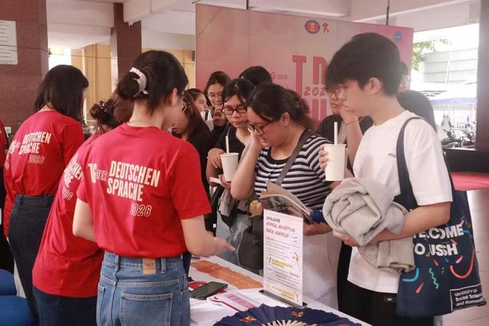 Gian hàng tư vấn cung cấp nhiều thông tin cho học sinh, sinh viên.