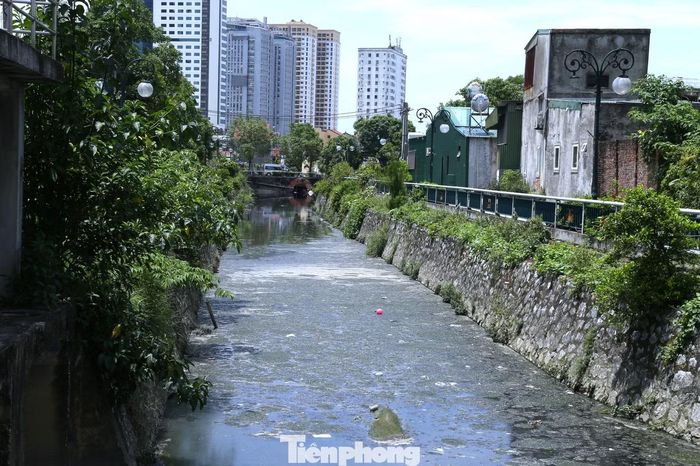 Ghi nhận thực tế ngày 23/5/2026, tình trạng ô nhiễm tiếp tục tái diễn với nước đen ngòm, bùn thải đặc quánh, rác nổi nhiều nơi hai bên lòng hào.