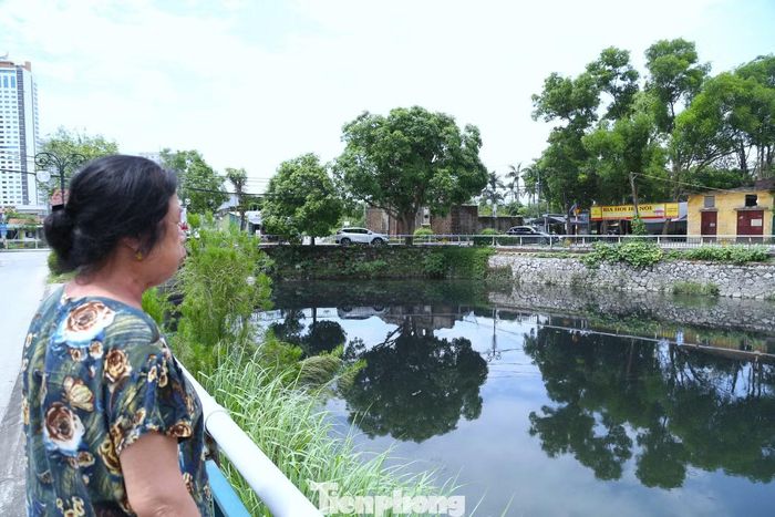  Bà Thân Thị Hiền (70 tuổi, trú phường Thành Vinh) cho biết, dù hào mới được nạo vét nhưng chỉ sau thời gian ngắn, nước lại chuyển màu đen, bốc mùi khó chịu. “Bốc mùi nồng nặc không ai chịu được. Ở trong nhà cũng phải đóng kín cửa vì mùi quá nặng. Nhiều người dân ở xung quanh kênh ốm đau đều phải đi sơ tán nơi khác”, bà Hiền nói. 