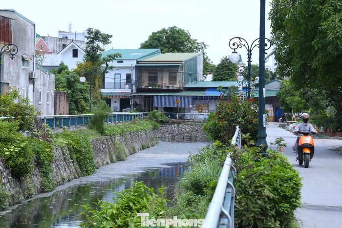 Người dân quanh khu vực cho rằng cần có giải pháp lâu dài thay vì chỉ xử lý tạm thời. Trong đó, cần kiểm soát chặt nguồn nước thải sinh hoạt đổ trực tiếp ra hào, đồng thời nghiên cứu bổ sung hệ thống xử lý nước và cải tạo cảnh quan để tránh tình trạng ô nhiễm lặp đi lặp lại.