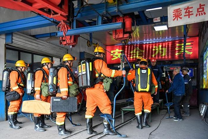 Trong bức ảnh do hãng thông tấn Tân Hoa Xã công bố, các nhân viên cứu hộ chuẩn bị xuống hầm mỏ than sau vụ nổ tại mỏ than Liushenyu thuộc thành phố Changzhi, huyện Qinyuan, tỉnh Sơn Tây, miền bắc Trung Quốc vào thứ Bảy, ngày 23/5/2026.