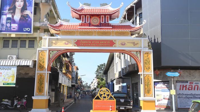 Cổng chào Vietnam Town tại Udon Thani (Thái Lan). Đây là mô hình phố Việt Nam đầu tiên trên thế giới, là nơi giao lưu, buôn bán, giới thiệu ẩm thực, văn hóa của người Việt tới cộng đồng người Thái cũng như khách du lịch. Ảnh: Báo Nhân Dân