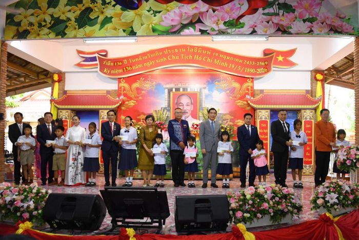 Ngày 19/5, tại Khu tưởng niệm Chủ tịch Hồ Chí Minh ở bản Na Chọk, tỉnh Nakhon Phanom, chính quyền tỉnh đã phối hợp với Hội Thái - Việt Nakhon Phanom tổ chức lễ kỷ niệm 136 năm ngày sinh Chủ tịch Hồ Chí Minh và kỷ niệm 50 năm thiết lập quan hệ ngoại giao Việt Nam - Thái Lan. Ảnh: ĐSQ Việt Nam tại Thái Lan