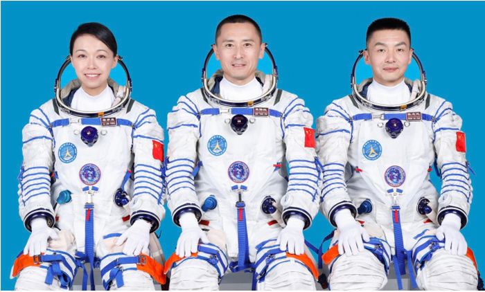 Các phi hành gia của tàu vũ trụ Thần Châu 23. Ảnh: Xinhua
