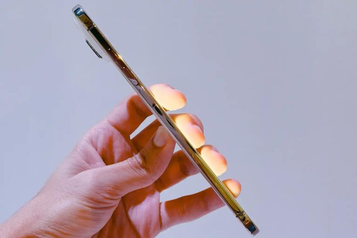 Sự mỏng nhẹ của iPhone Air khiến nhiều người liên tưởng tới thời kỳ hoàng kim của iPhone 6. Ảnh: Foundry