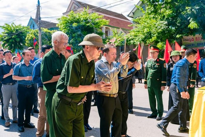  Các cựu chiến binh, đồng đội đứng nghiêm giơ tay chào như gửi tới đồng đội sự kính trọng và niềm thương nhớ sâu nặng.