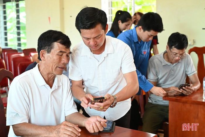 Việc phổ cập ứng dụng i-HaTinh ở xã Nghi Xuân đang trở thành chiến dịch lan tỏa đến từng khu dân cư.
