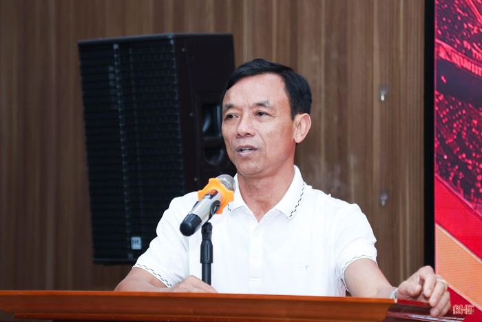 Ông Võ Hữu Dữ – bố của hậu vệ Võ Hữu Việt Hoàng phát biểu tại buổi gặp mặt.