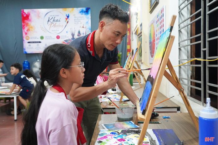  Anh Hồ Văn Tiệp – chủ lớp học mỹ thuật "Khai phóng". 