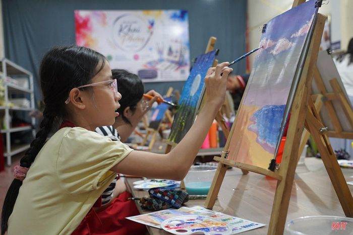 Các em học sinh đang tập làm quen với dụng cụ vẽ.