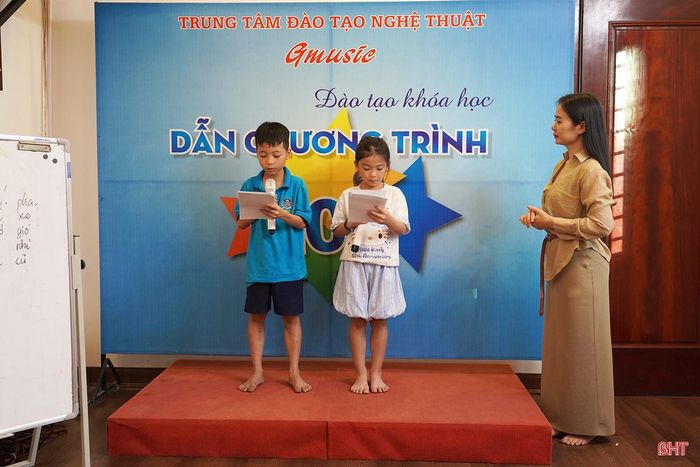 Một tiết học kỹ năng dẫn chương trình của các bạn nhỏ tại Trung tâm nghệ thuật Gmusic (phường Thành Sen).