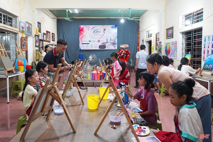 Lớp học mỹ thuật "Khai phóng" tại phường Thành Sen thu hút đông đảo bạn nhỏ theo học.