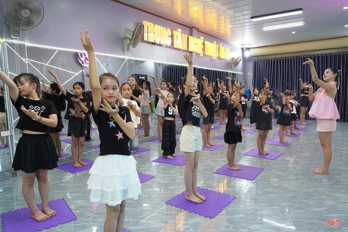 Lớp học múa tại Trung tâm nghệ thuật Út Ly tại phường Nam Hồng Lĩnh.