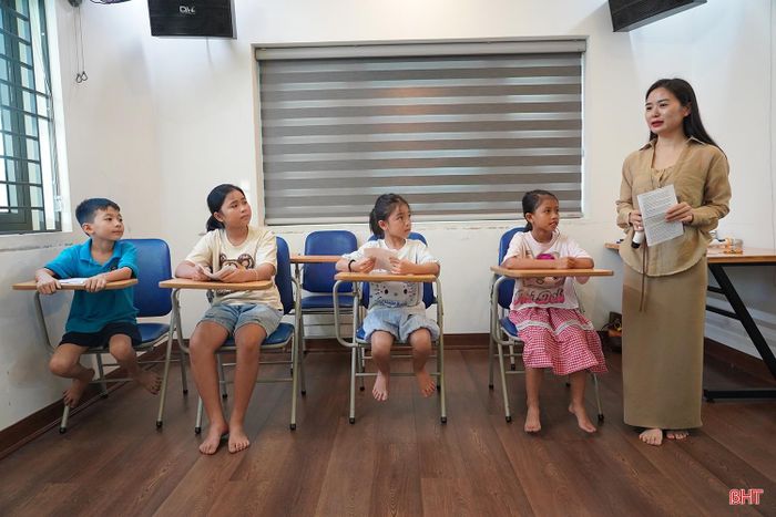 Các bạn nhỏ thích thú với tiết học kỹ năng dẫn chương trình.