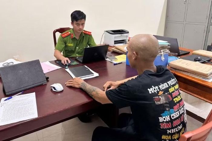 B.X.C. làm việc tại cơ quan chức năng. Ảnh do Công an xã Kỳ Hoa cung cấp.