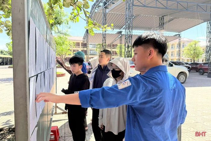 Lực lượng thanh niên tình nguyện hỗ trợ thí sinh kiểm tra số báo danh và phòng thi.