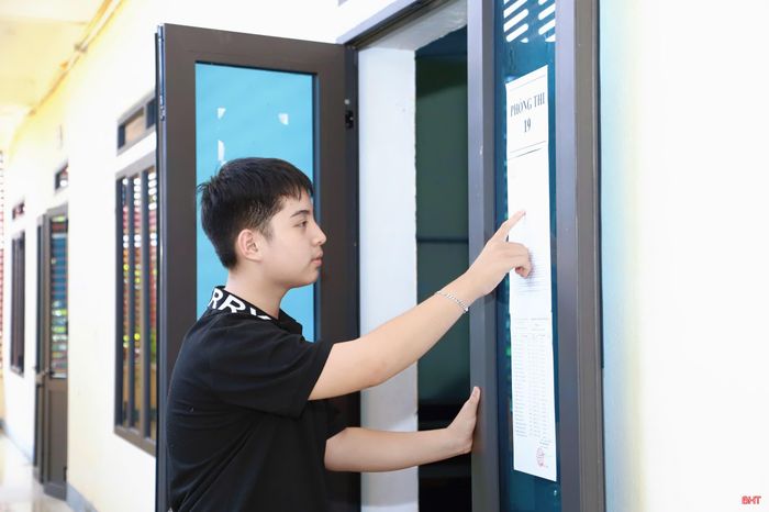 Thí sinh tại điểm thi Trường THPT Cẩm Bình (nằm trên địa bàn xã Cẩm Bình) kiểm tra số báo danh và phòng thi.
