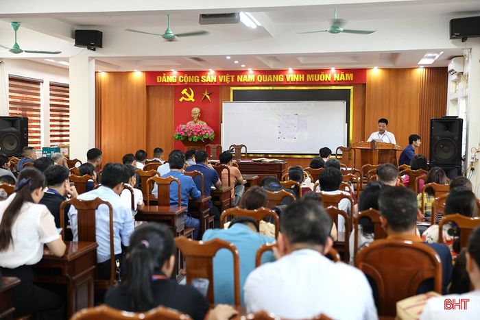 Cán bộ làm nhiệm vụ ở điểm thi Trường THPT Chuyên Hà Tĩnh quán triệt nội dung, quy chế thi.