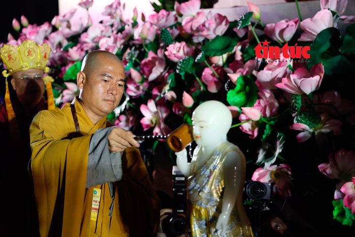 Các chư tăng thực hiện nghi thức tắm Phật tại Việt Nam Quốc Tự.