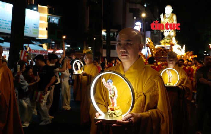 Sư thầy tham gia diễu hành rước kiệu hoa mừng Phật đản.