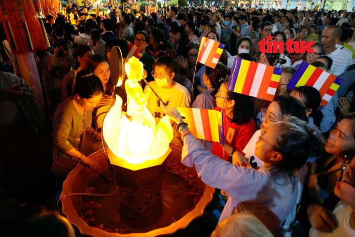 Đông đảo Phật tử tham gia nghi thức tắm Phật tại Việt Nam Quốc Tự.