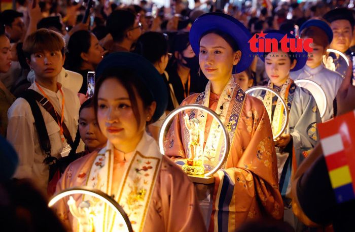 Diễu hành rước kiệu hoa mừng Phật đản qua các tuyến đường ở TP Hồ Chí Minh.