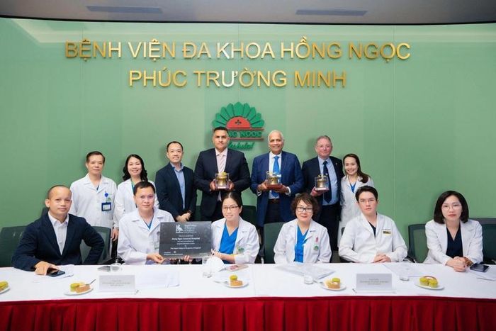 Đội ngũ bác sĩ Bệnh viện Đa khoa Hồng Ngọc đón chứng nhận RCS cùng Ban lãnh đạo bệnh viện.