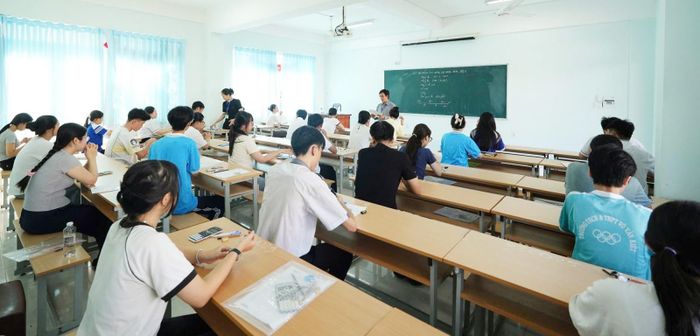 Cán bộ coi thi phổ biến quy chế và hướng dẫn thí sinh trước giờ làm bài thi tại Trường Đại học Kiên Giang.